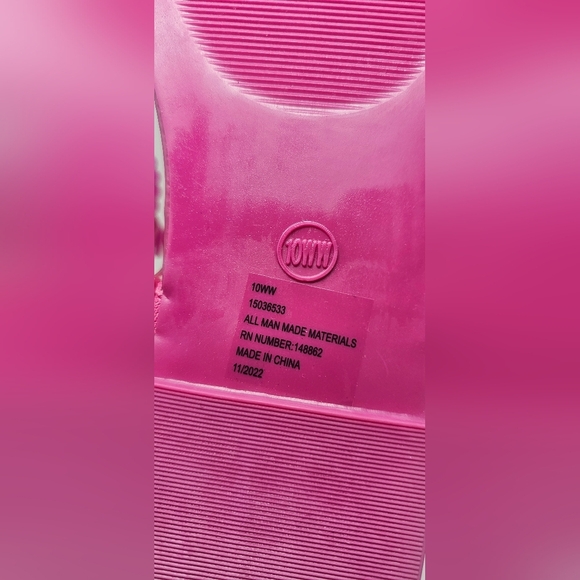 Torrid Women's Medallion T-Strap Jelly Thong Flat Sandals Fuschia NEW Size 10WW - Picture 9 of 12